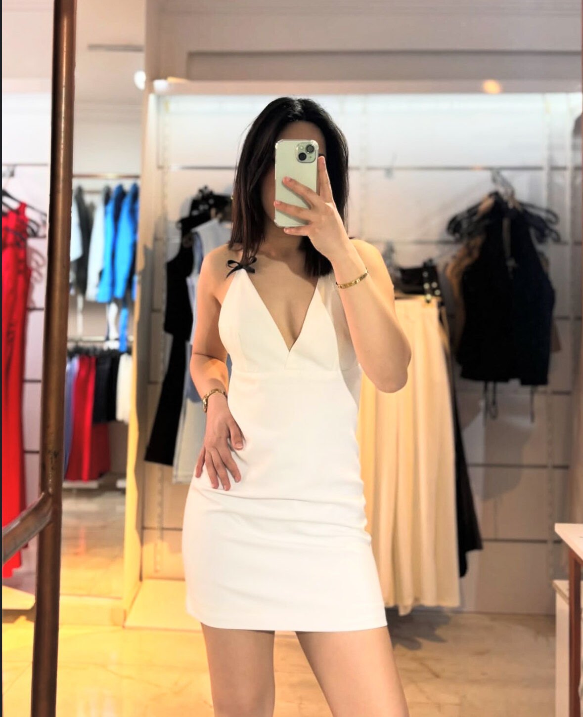 Siyah Kurdele Detaylı V Yaka Beyaz Elbise