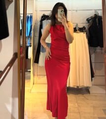 Kırmızı Kıvrık Omuz Detaylı Saten Uzun Elbise