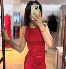 Kırmızı Kıvrık Omuz Detaylı Saten Uzun Elbise