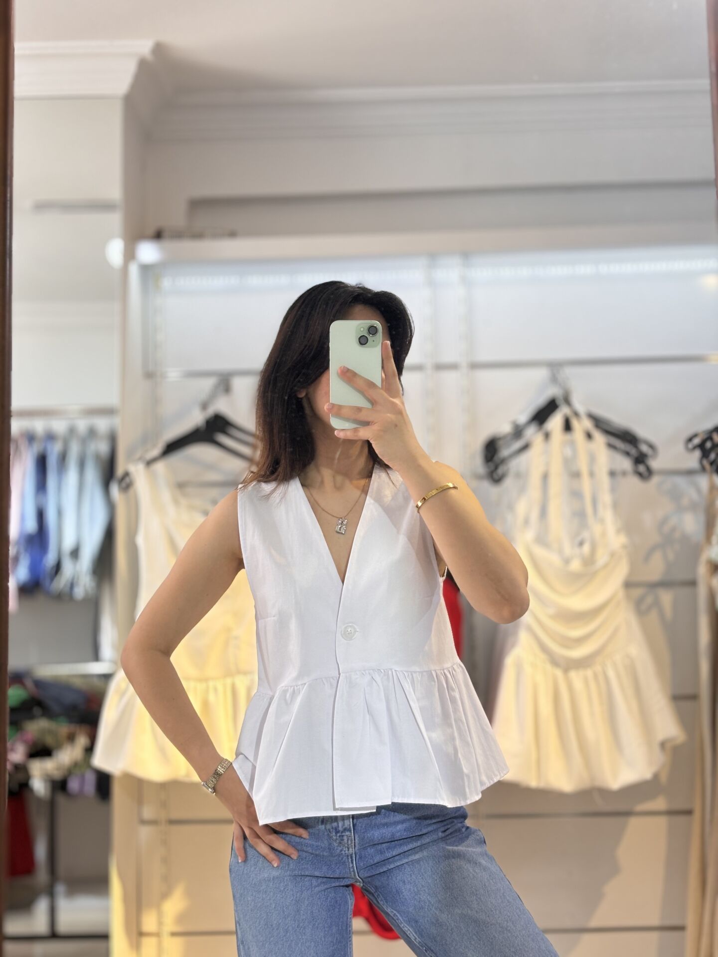 Beyaz Orijinal Marka Model Poplin Kumaş Fırfırlı Tek Düğmeli Yelek