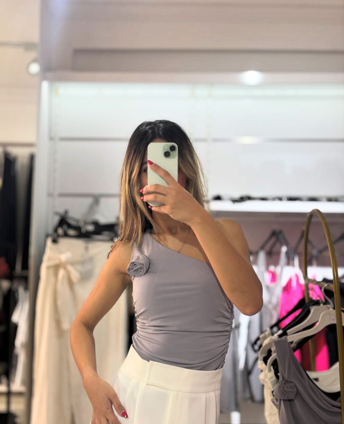 Gri Tek Omuz Çıkarılabilir Gül Detay Bluz