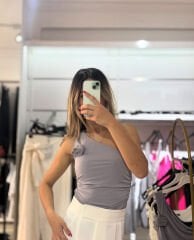 Gri Tek Omuz Çıkarılabilir Gül Detay Bluz