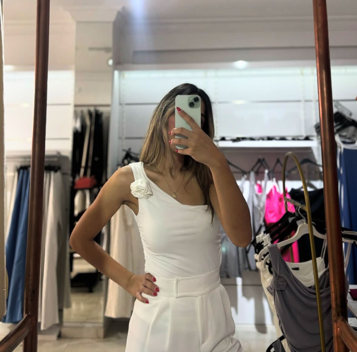 Beyaz Tek Omuz Çıkarılabilir Gül Detay Bluz