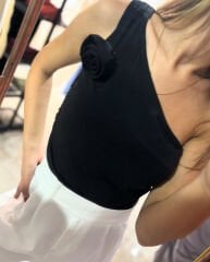 Siyah Tek Omuz Çıkarılabilir Gül Detay Bluz