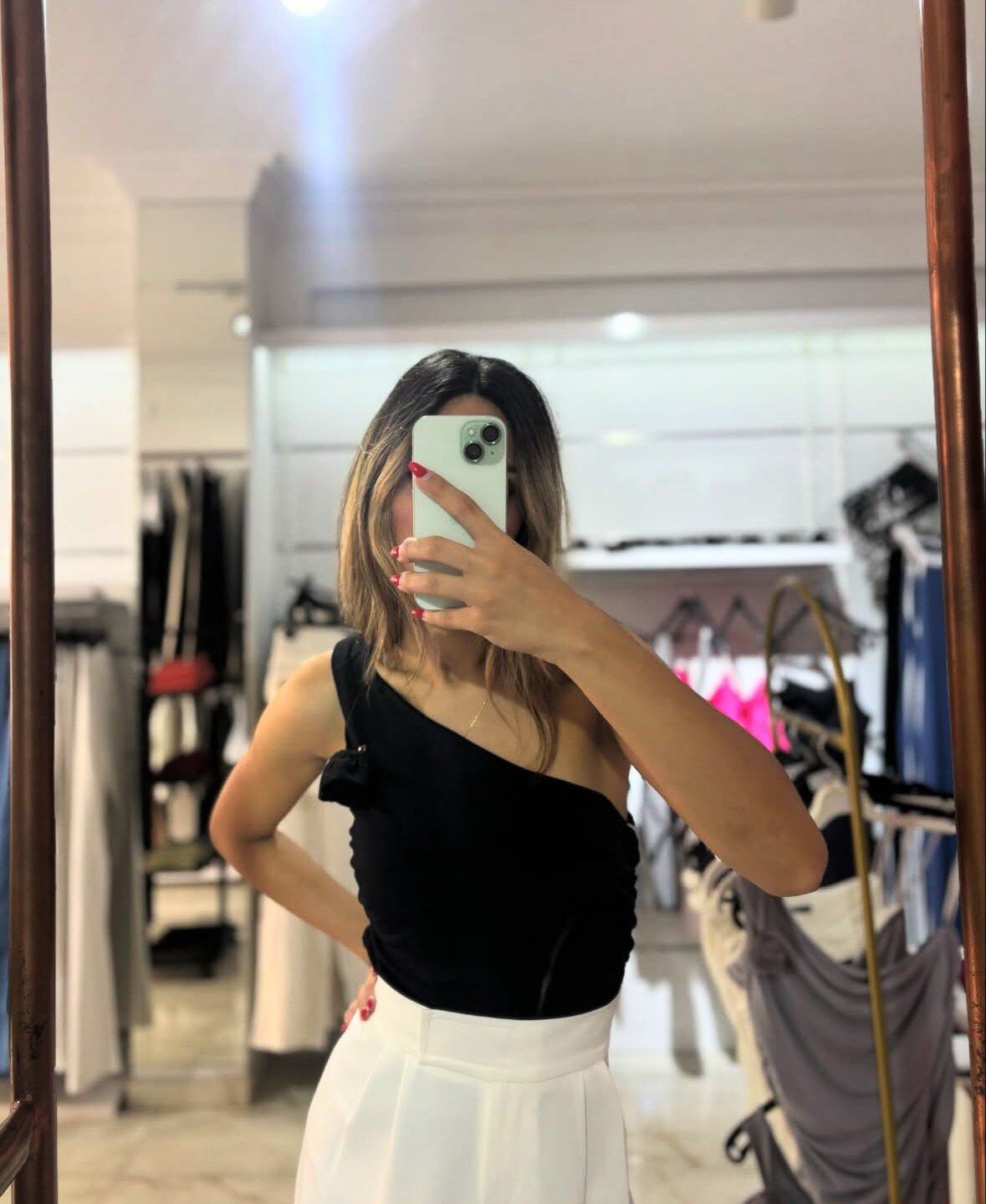 Siyah Tek Omuz Çıkarılabilir Gül Detay Bluz