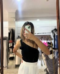 Siyah Tek Omuz Çıkarılabilir Gül Detay Bluz