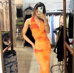 Turuncu Sırt Dekolteli Vücudu Saran Tül Midi Elbise