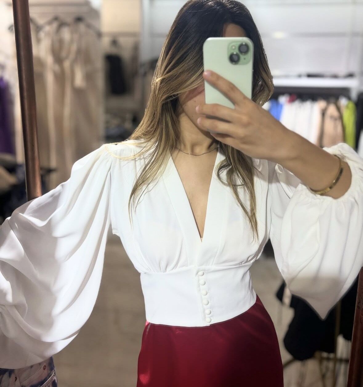 Beyaz V Yaka Düğmeli Balon Kol Crop Bluz