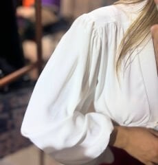 Beyaz V Yaka Düğmeli Balon Kol Crop Bluz