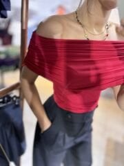 Kırmızı Madonna Yaka Bluz